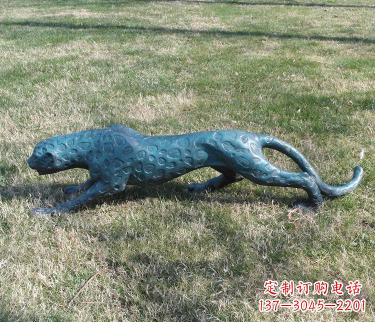 淄博公园金钱豹铜雕