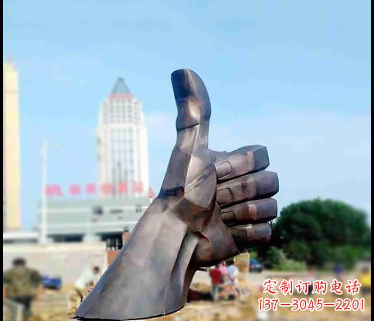 淄博公园竖大拇指铜雕