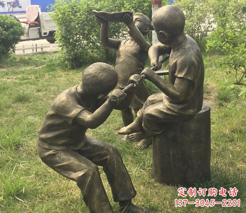 淄博公园玩水的儿童铜雕