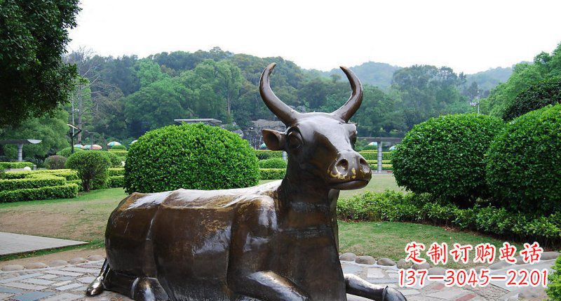 淄博公园卧着的牛动物铜雕 (2)