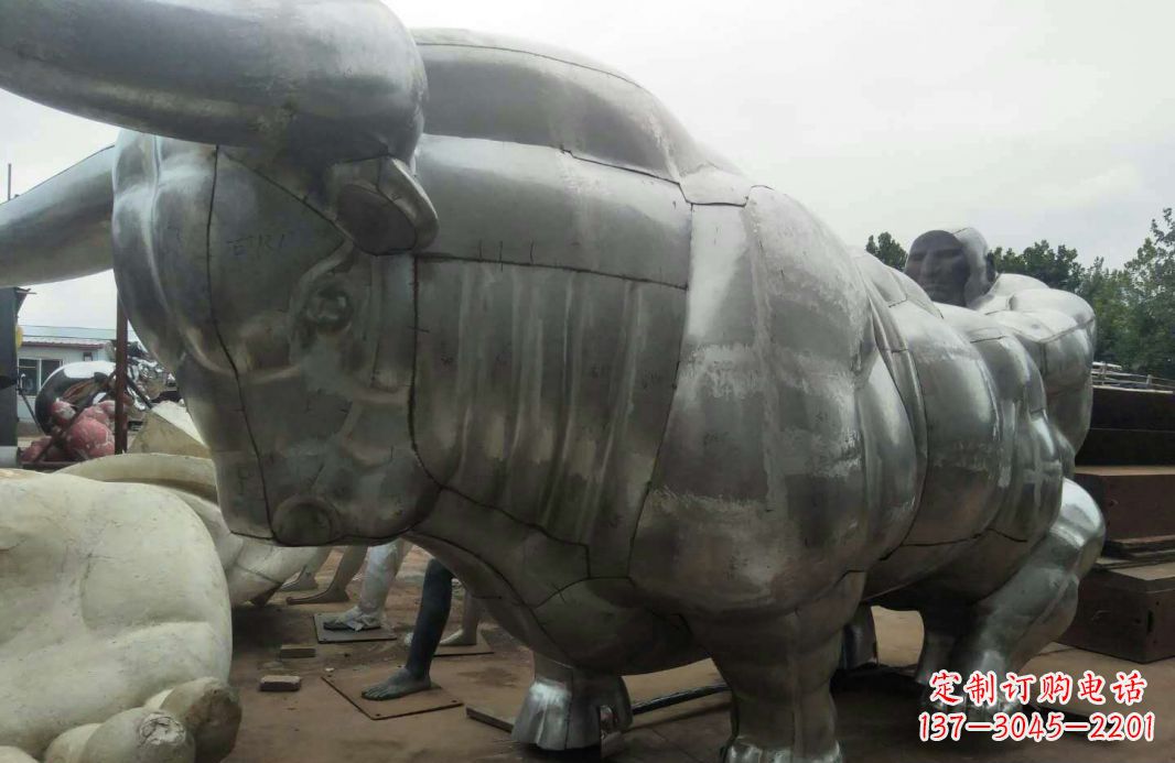 淄博中领雕塑:复古拓荒牛不锈钢雕塑