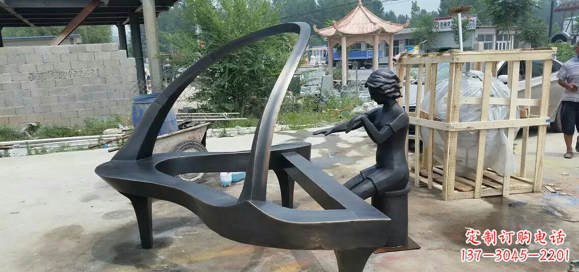 淄博广场抽象弹钢琴景观铜雕