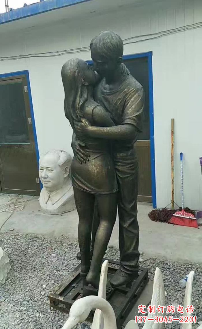淄博情侣亲吻铜雕