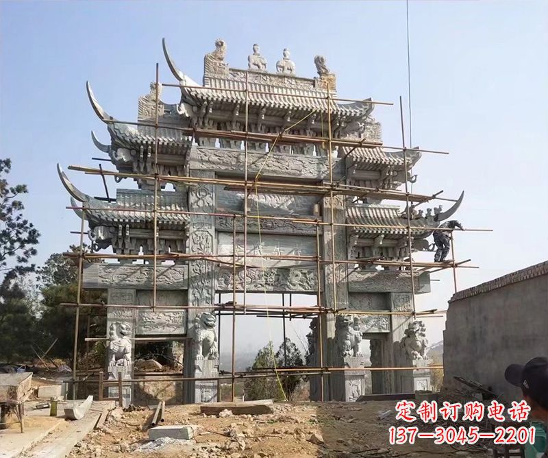 淄博石牌坊外东侧的龙凤雕塑