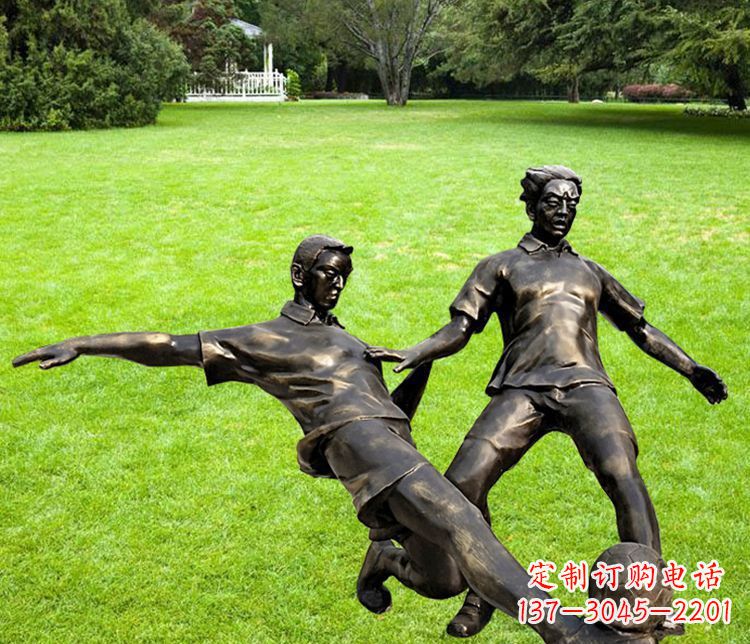 淄博踢足球的人物铜雕