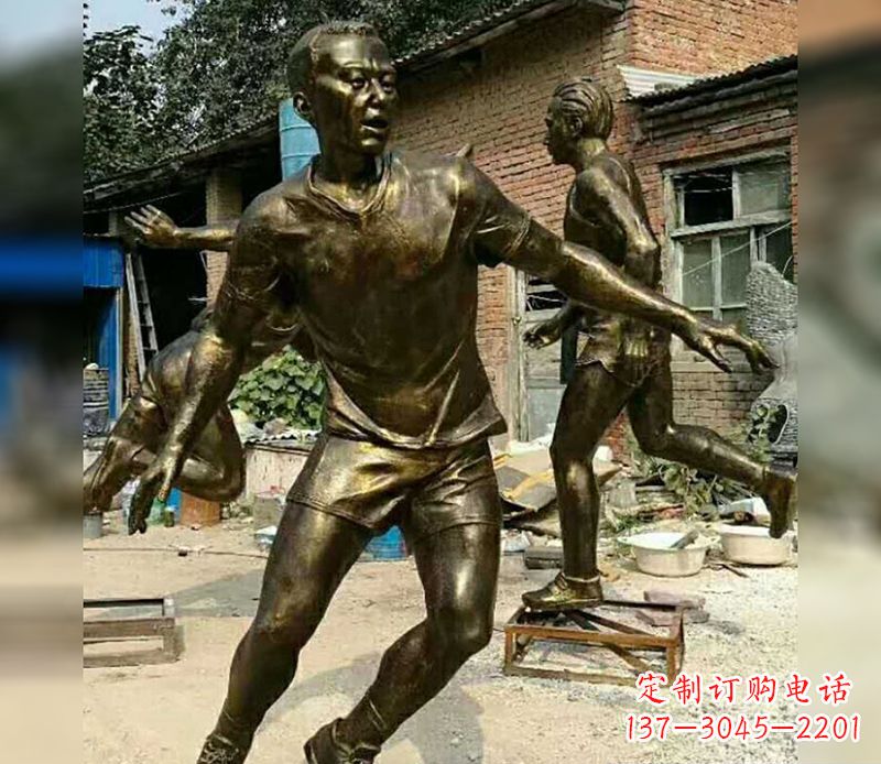 淄博踢足球广场人物铜雕