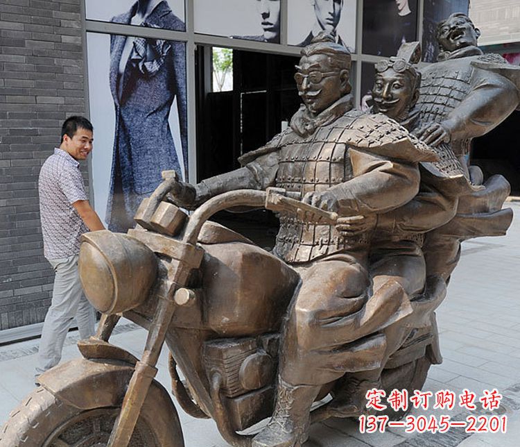 淄博铜雕街头骑摩托人物雕塑