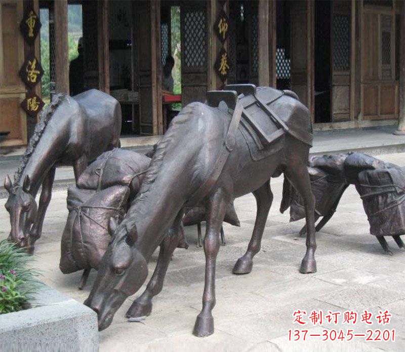 淄博拖行李的马动物铜雕