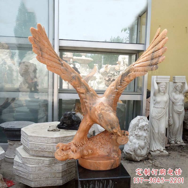 淄博晚霞红老鹰石雕塑