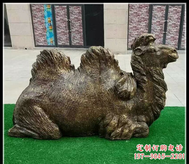 淄博卧在草地的骆驼铜雕