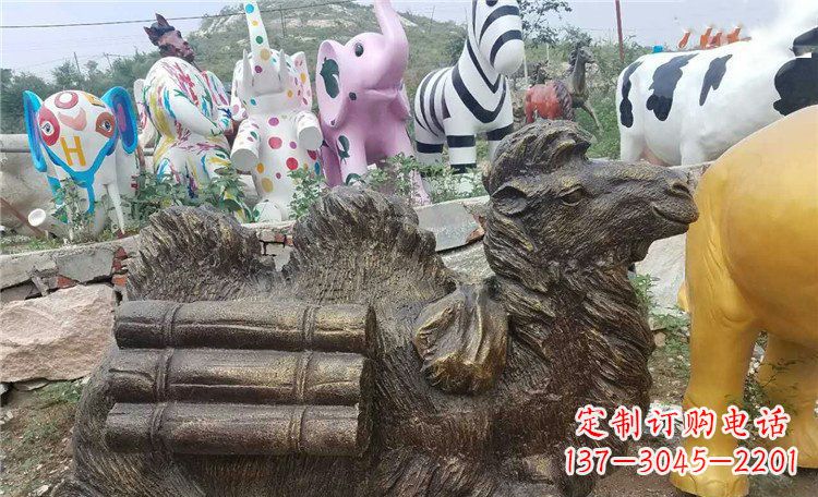 淄博卧着的骆驼动物铜雕 (2)