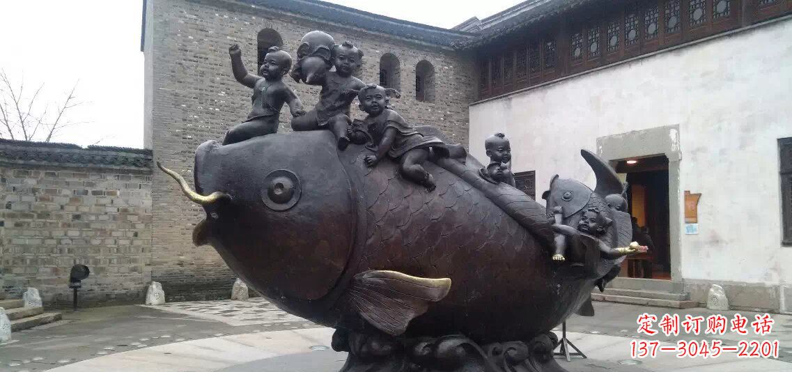 淄博小孩骑鱼铜雕