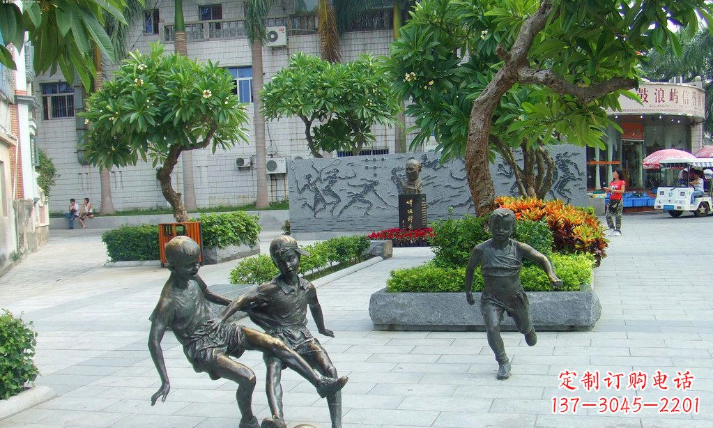 淄博小孩踢足球铜雕