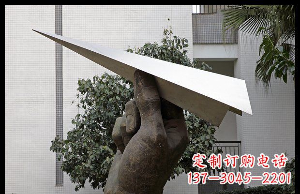 淄博小区不锈钢手拿纸飞机雕塑