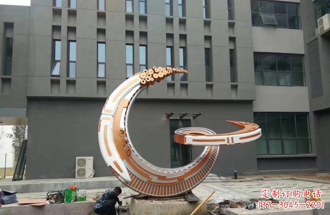 淄博小区抽象不锈钢月亮雕塑