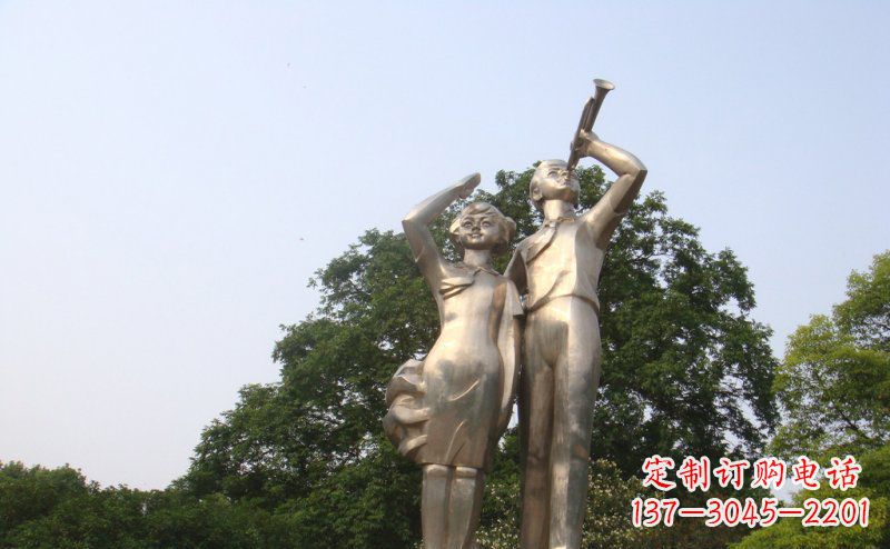 淄博校园吹军号敬礼的小学生人物景观铜雕