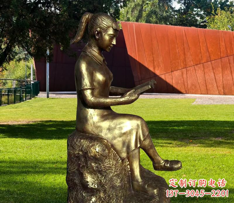 淄博校园看书的女孩铜雕 