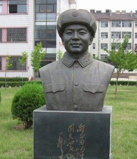 淄博校园雷锋铜像