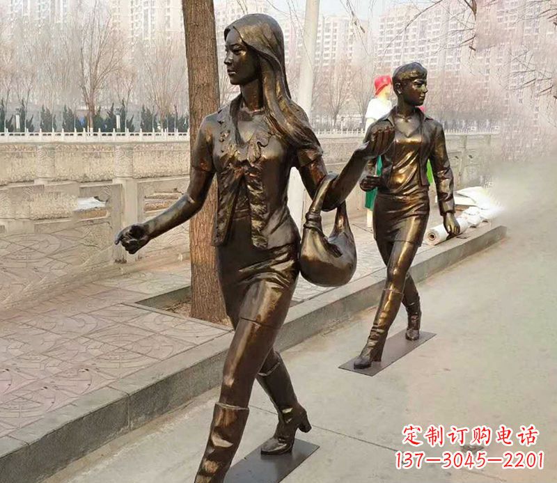 淄博行走的女人街边人物铜雕
