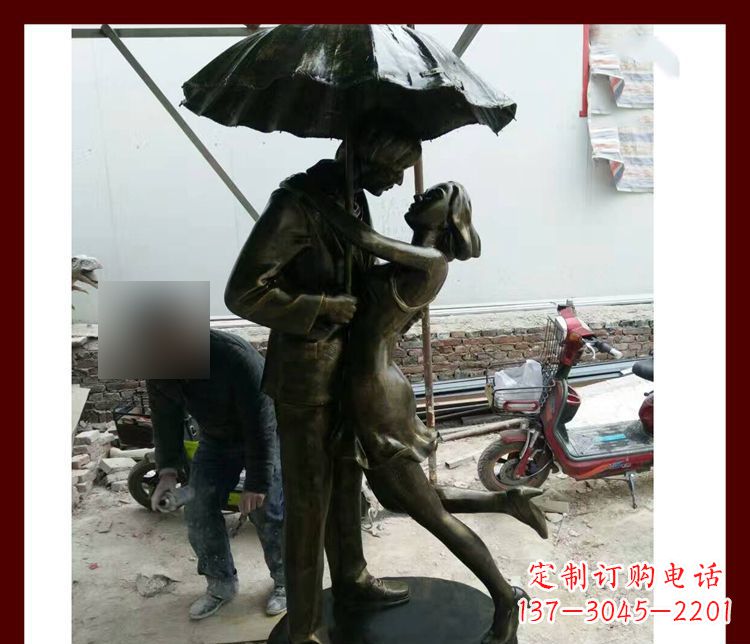 淄博雨伞下拥抱的情侣铜雕