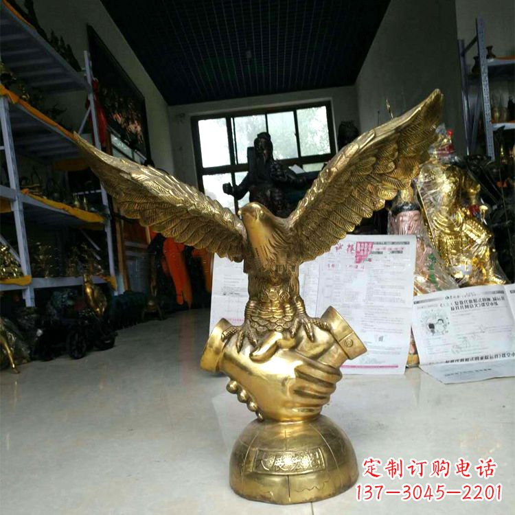 淄博铸铜老鹰雕塑大展宏图