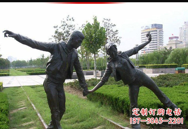淄博走铁轨的情侣铜雕