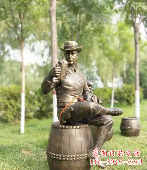 淄博坐酒桶喝啤酒的牛仔铜雕