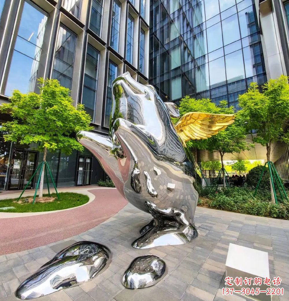 淄博猪雕塑-酒店门口一只带翅膀不锈钢镜面猪雕塑